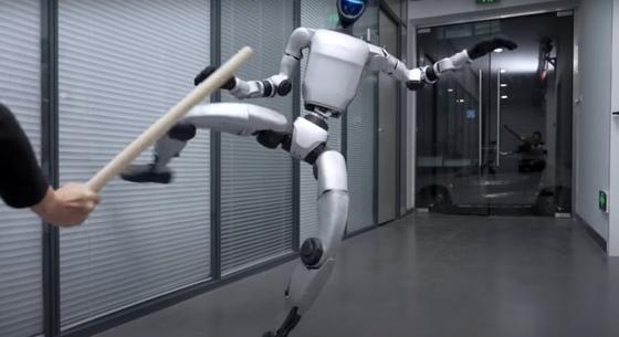 Pörgőrúgással fegyverezi le ellenfelét a kínai humanoid robot – videó