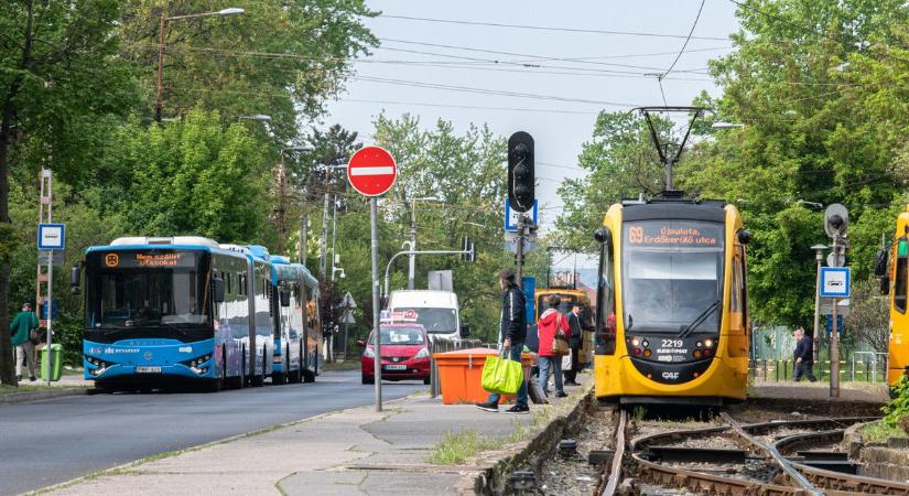 Busz csapódott a villamosba Budapesten, rendkívüli videó jelent meg az interneten