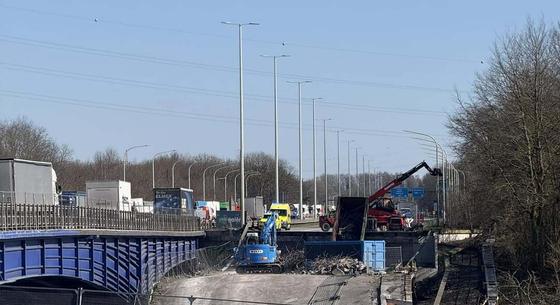 Magával rántott több darut és ráesett egy uszályra egy összeomló híd Belgiumban, több sérült van