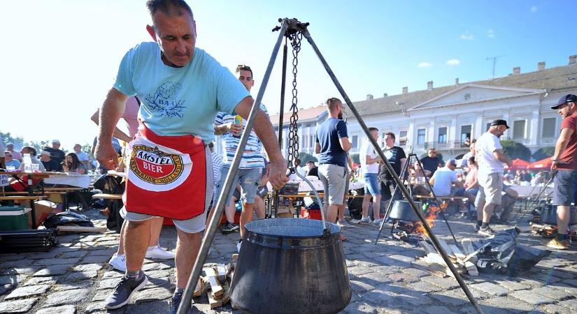 Bődületes támogatást kapnak a kiskocsmák, hatalmas bulival csábít a halfőző fesztivál