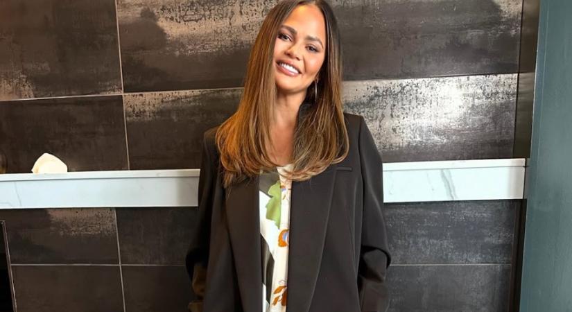 Chrissy Teigen pisztáciazöld kanapéját akarja most mindenki – egyszerűen csodás