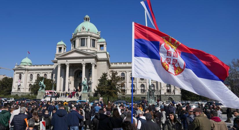 Tüntetők csaptak össze a rendőrökkel a belgrádi városháza előtt