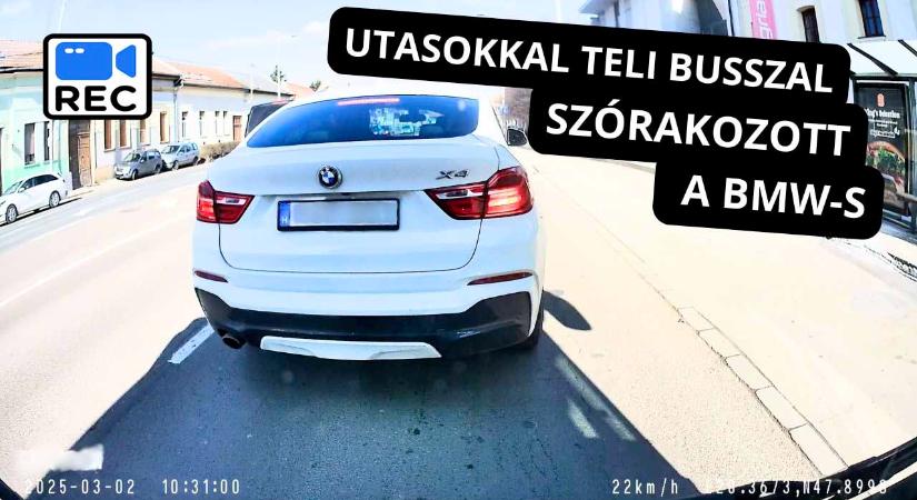 Megint utasokkal teli busszal szórakozott egy BMW-s. Profin ment neki a büntetőfékezés