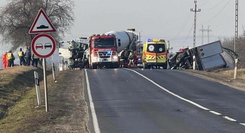 Frontálisan ütközött két kamion Felsőzsolcánál, több ember beszorult