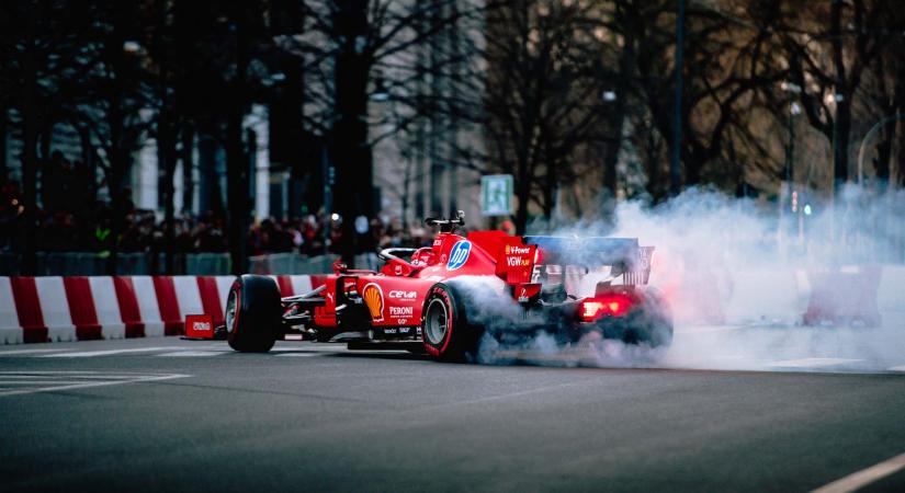 Ferrari-láz Milánóban: Több ezren ünnepelték Leclerc-t és Hamiltont