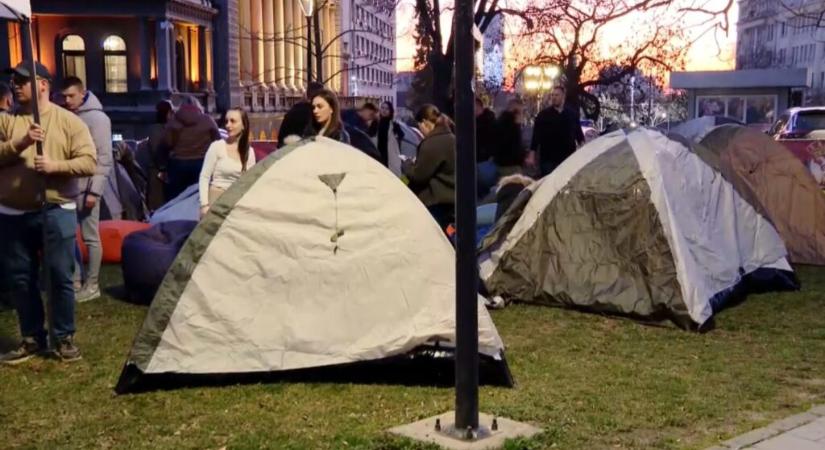 Az elnöki palota előtt sátoroznak, a blokádok megszüntetését követelik