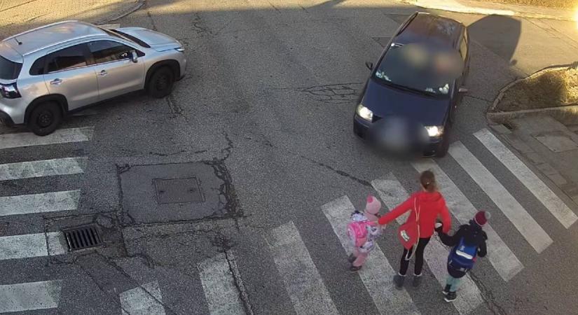 Videón, ahogy két kisgyereket is eltalál a zebrán egy autós Fonyódon