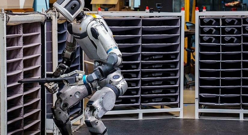 Atlas robotja építését, fejlesztését is bemutatja a Boston Dynamics új videója