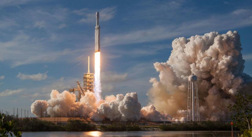 Röviddel a kilövés után felrobbant a SpaceX legnagyobb rakétája – videó