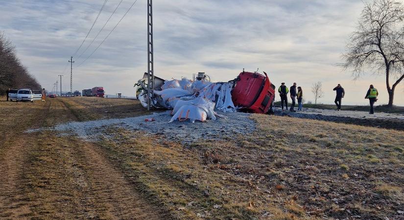 Kamionbaleset a 3-as főúton: az egyik sofőr meghalt