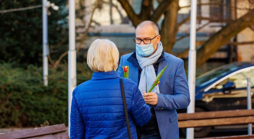 Így köszöntötte a Markusovszky-kórház főigazgatója a betegeket és látogatókat nőnap alkalmából - fotók