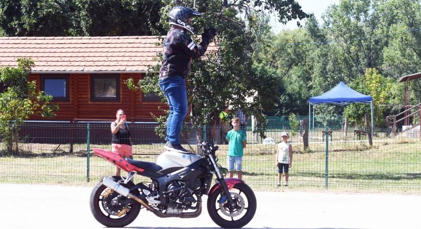 Egy fáról csórta le a táskát a motoros