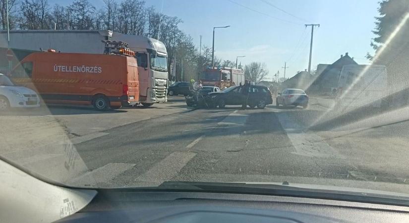 Ütközés a 471-esen: két autó karambolozott Nyírbátor határában!