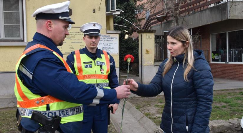 Nem csak a bírság kerülte el a szabályosan vezetőket, de még ajándékot is kaptak – galériával