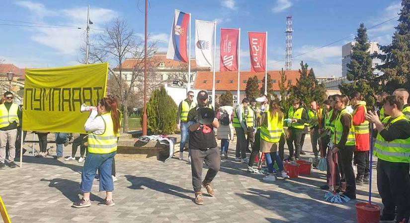 Az egyetemisták takarítottak fel a haladók után Nagybecskereken