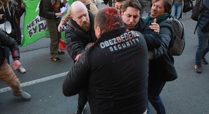 Büntetőfeljelentést tettek a belgrádi képviselő-testületnél polgárokra támadó biztonsági őrök ellen