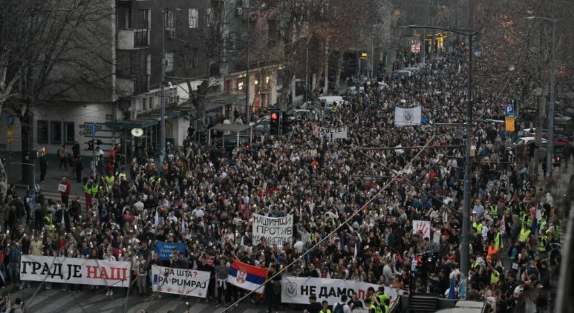 Végeláthatatlan tömeg hömpölyög a fővárosban (fotókvideó)