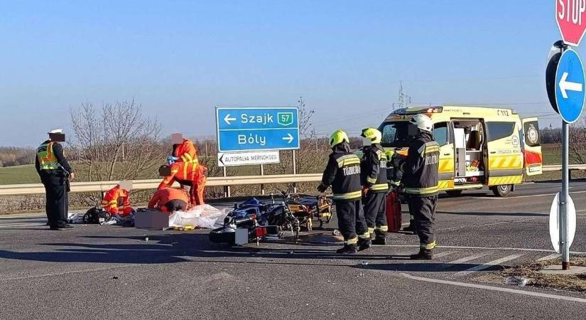 Sokkoló fotók: Életveszélyesen megsérült egy motoros az M60-ason