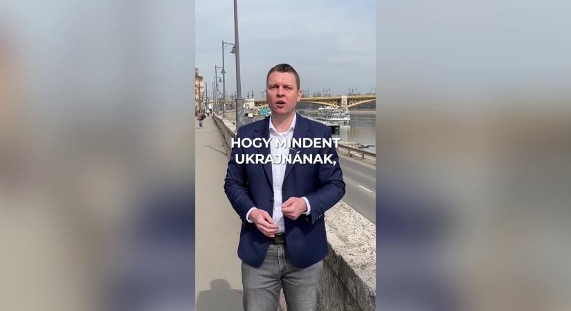 Menczer Tamás: Aki ukrán pólót húz, az Ukrajnával van és a homlokára írta, hogy mindent Ukrajnának  videó