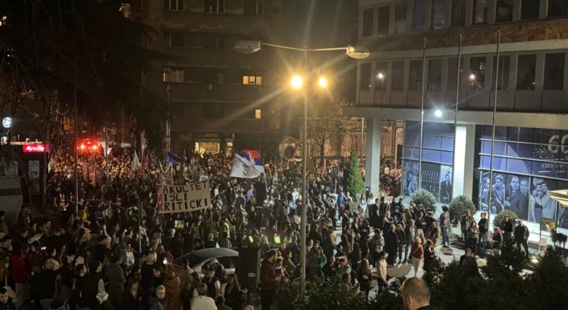Tüntetés a Szerbiai Rádió és Televízió székházánál