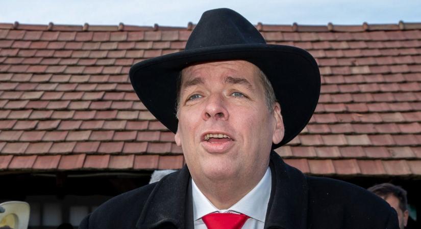 Megindult a roham a temetőbe: Mindenki Schmuck Andor sírját akarja látni