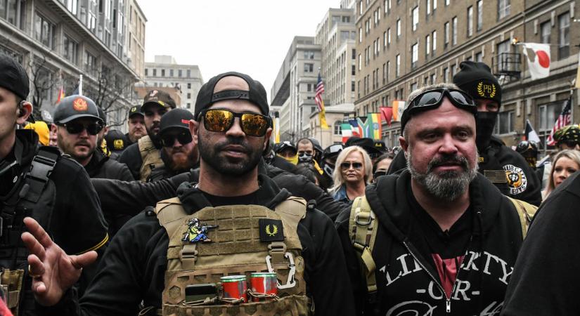 Letartóztatták a férfit, aki egy washingtoni tüntetésen elégetett egy Black Lives Matter zászlót