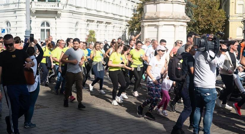 Összefutnak a súlyosan beteg gyermekekért, még a népszerű énekesnő is Miskolcra érkezik