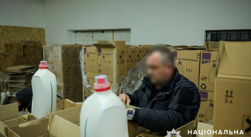 Kárpátalján illegális háztartási vegyszereket gyártó céget fedeztek fel: 25 tonna hamisított terméket foglaltak le
