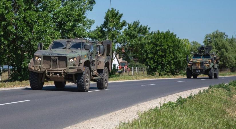 Katonai menetoszlop halad át Hajdúhadházon – óvatos közlekedést kérnek a járművezetőktől