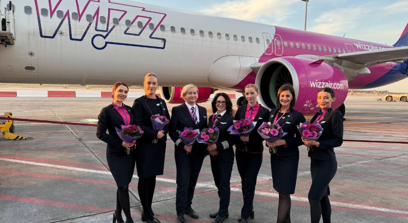 Hatalmas csavarral ünnepli a nőnapot a Wizz Air: a délelőtti londoni járatán csak nők dolgoztak