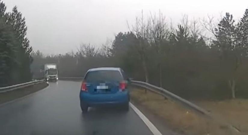 Durva baki a 8-as főúton: elnézte a lehajtót, forgalommal szemben autózott - videó