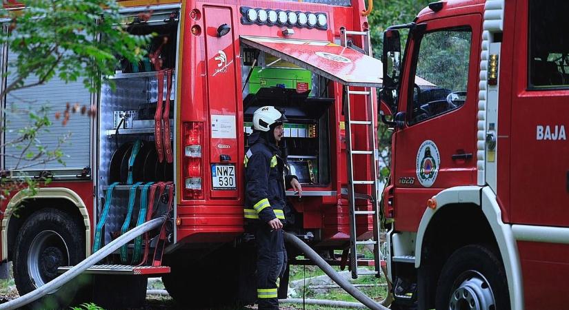 Csányba siettek a tűzoltók, több vízsugárral estek neki a lángoló építményeknek