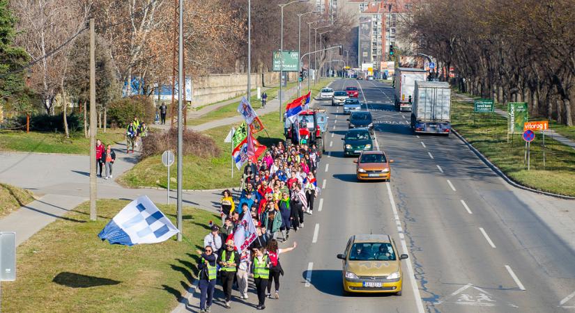 Így vonultak át Szabadkán a fővárosba tartó egyetemi hallgatók (Fotógaléria)