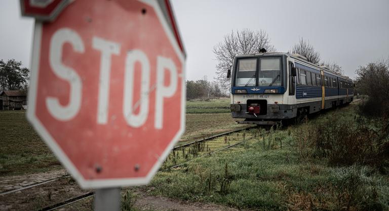 Észre sem vesszük, pedig utasként is komoly traumával jár, ha gázol a vonat