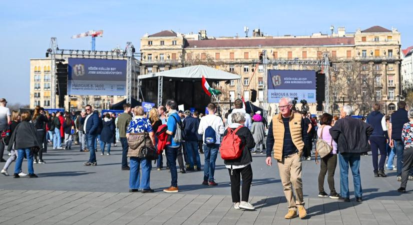 „Közös kiállás egy jobb egészségügyért” – a Kossuth téren tüntetnek az orvosok