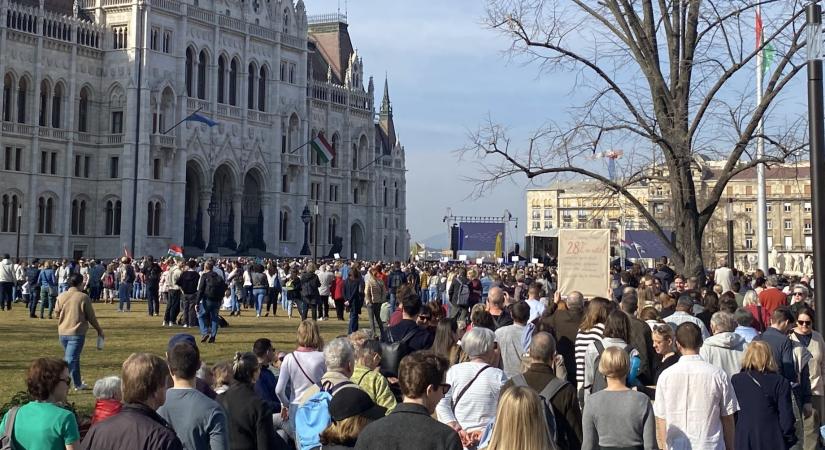 Egy jobb egészségügyért tüntetnek a Parlament előtt