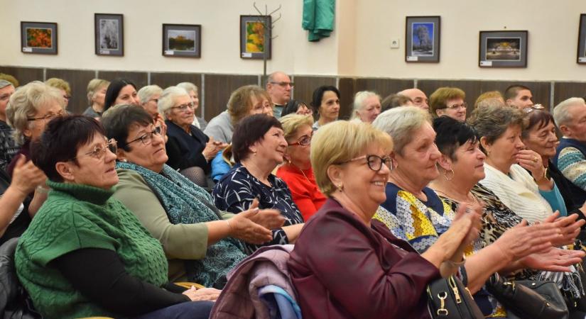 Igazi szívtipró énekes szórakoztatta hangjával a kenderesi hölgyeket – galériával, videóval