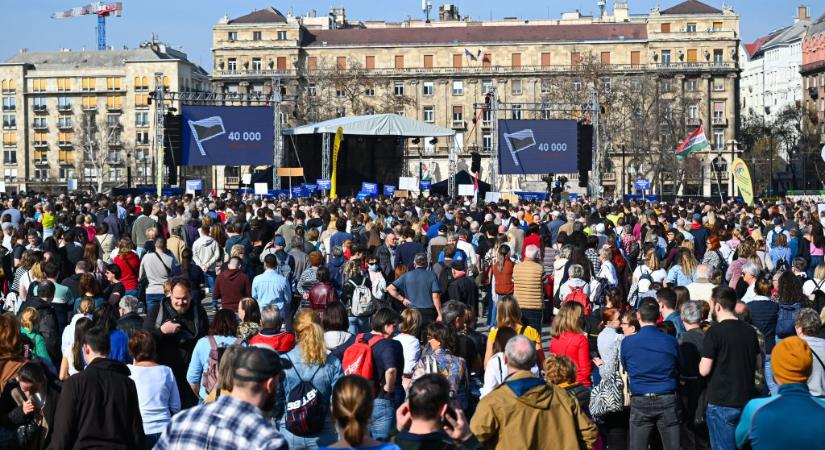 Magyar Péter is kiment az orvosok tüntetésére