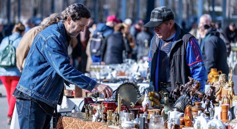 Százéves tárgyat is találtunk az idei első Debreceni Régiségvásárban – fotókkal, videóval