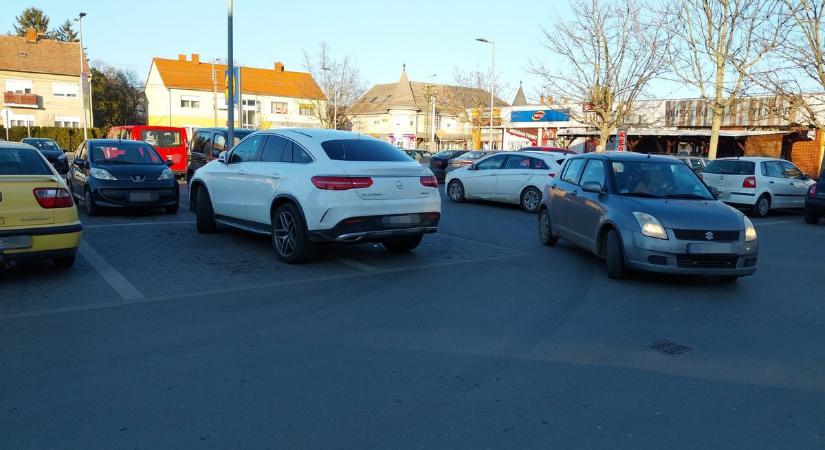 Nem csak Zalában divat a bunkó parkolás, mutatunk egy bicskanyitogató példát Vasból