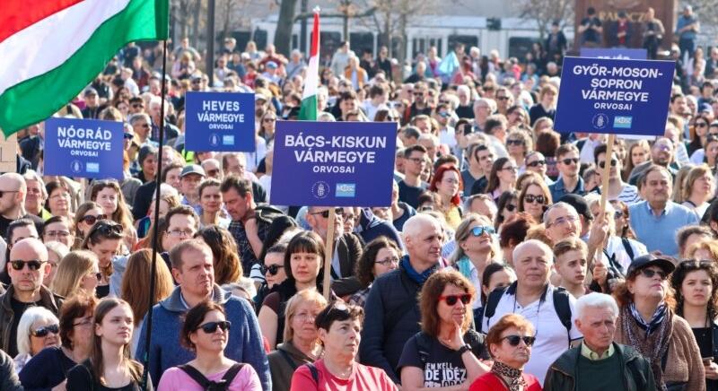 Nincs jobb- és baloldali egészségügy – reformokért tüntettek Budapesten a Parlament előtt