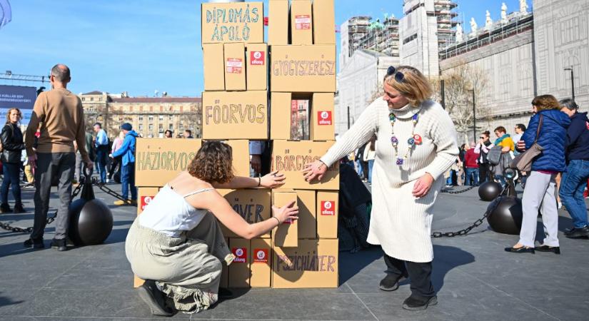 „Ne kapcsolatrendszeren múljon, hogy valaki túlél-e, vagy sem” – képeken a Kossuth téri orvostüntetés