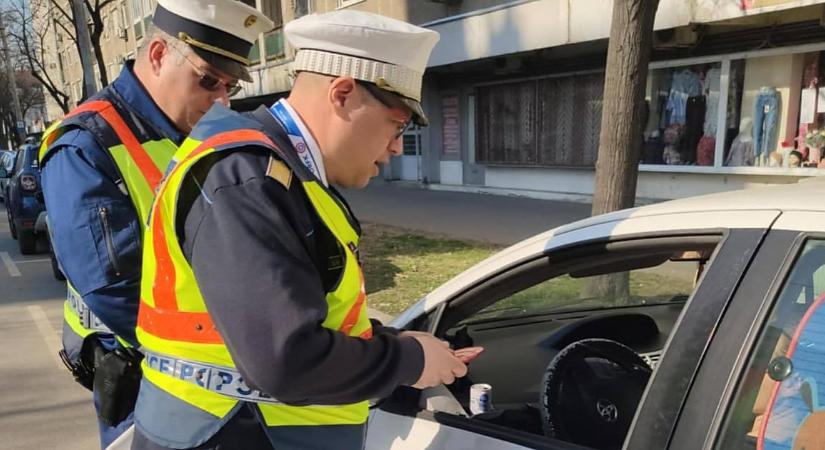 Szonda helyett ajándék: ezen a napon nem a megszokott okból intették le a sofőröket a hajdú-bihari rendőrök