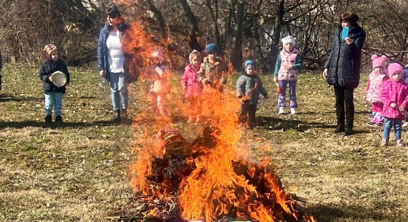 Elégett a tél Kaposszekcsőn: énekkel és mondókákkal köszöntötték a tavaszt