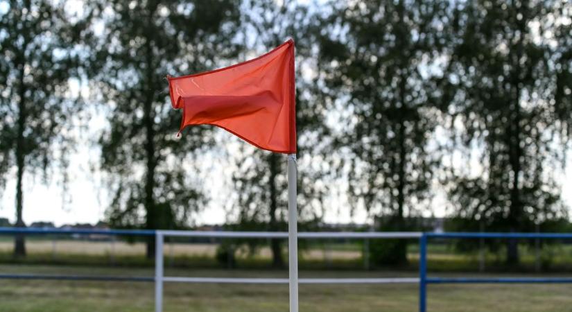 Két pirosat, de csak egy gólt hozott a forduló rangadója