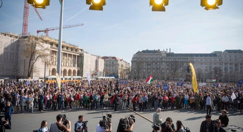 „Elveszett az emberek bizalma” – Tüntetést tartott a Magyar Orvosi Kamara