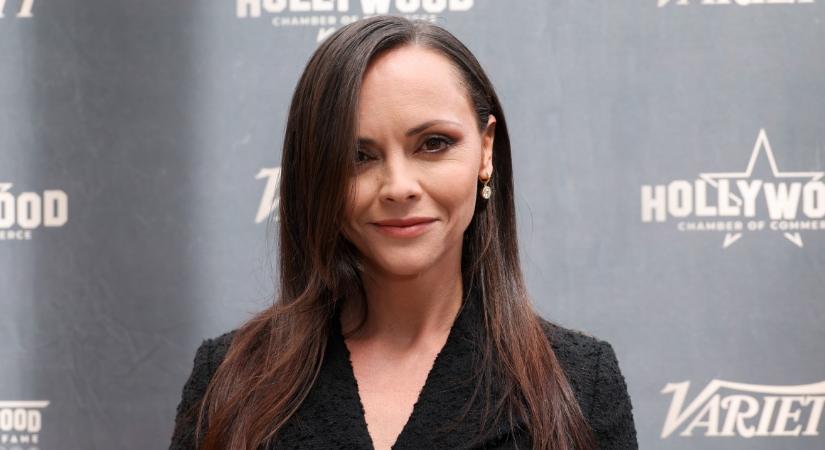 Christina Ricci csillagot kapott a hírességek sétányán – családja is elkísérte a ceremóniára