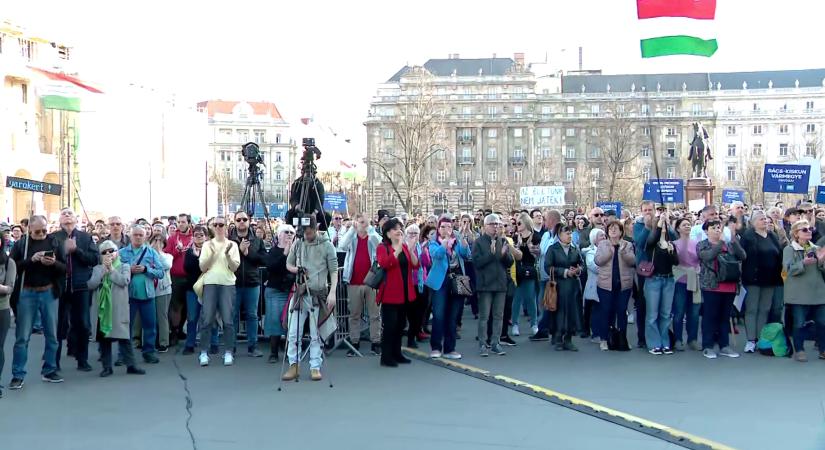 Az egészségügy reformjáért tüntettek orvosok a Kossuth téren  videó