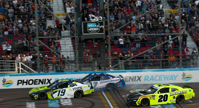 NASCAR: Falmatricát csinált Bowmanből, majd minden idők második legszorosabb befutójában győzött Almirola Phoenixen