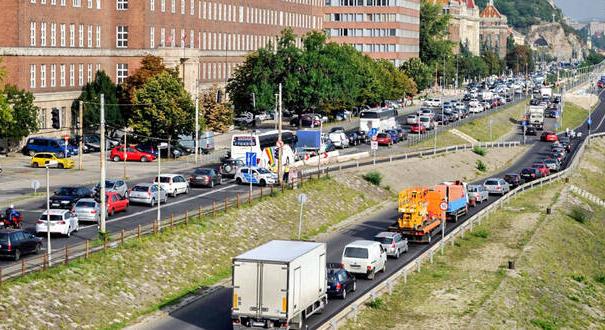 A jogász válaszol: külföldi károkozó törte össze a motoromat Budapesten – ki viseli a felelősséget?